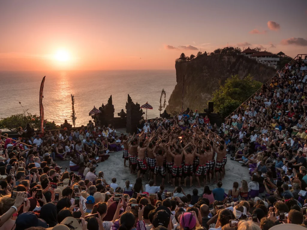 Clifftop sunset dining in Uluwatu, represented by the Bali Restaurant and Cafe Association’s premium cliffside venues.